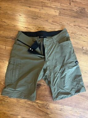 Men's Olive Cargo Shorts with Multi-Pocket Utility